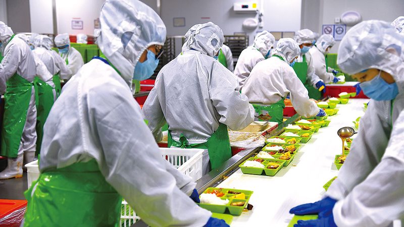 在选购休闲零食时，要仔细查看配料表，关注以下成分：